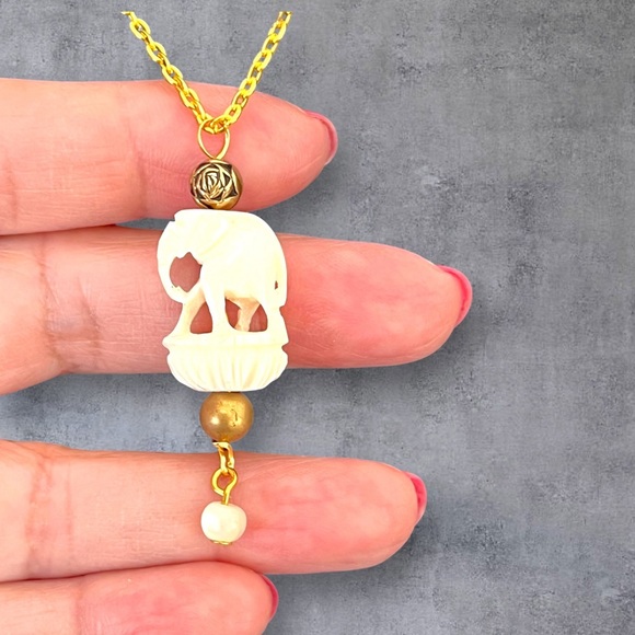 Elephant pendant & gold plated necklace carved design - Picture 1 of 4